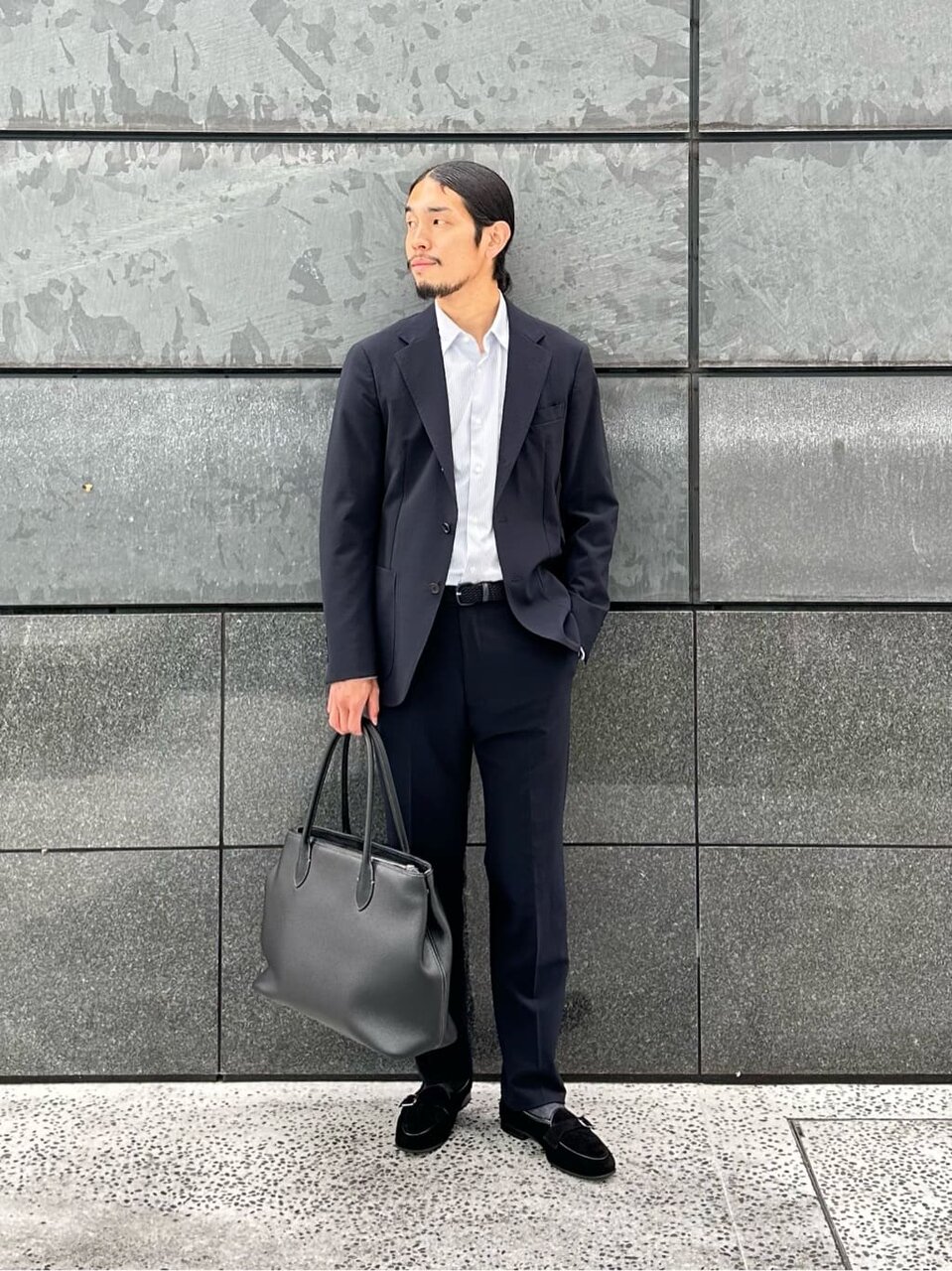 大きめのビジネスバッグを持った男性