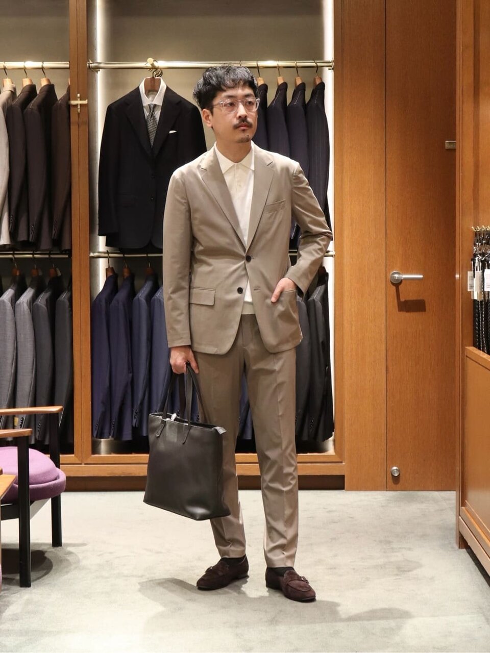 ベージュのジャケットを着た男性