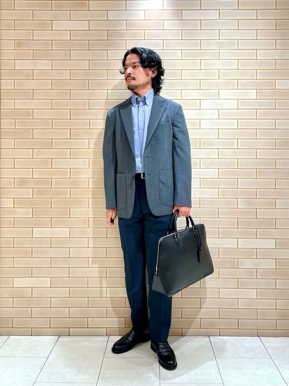 爽やかなジャケットスタイルの男性