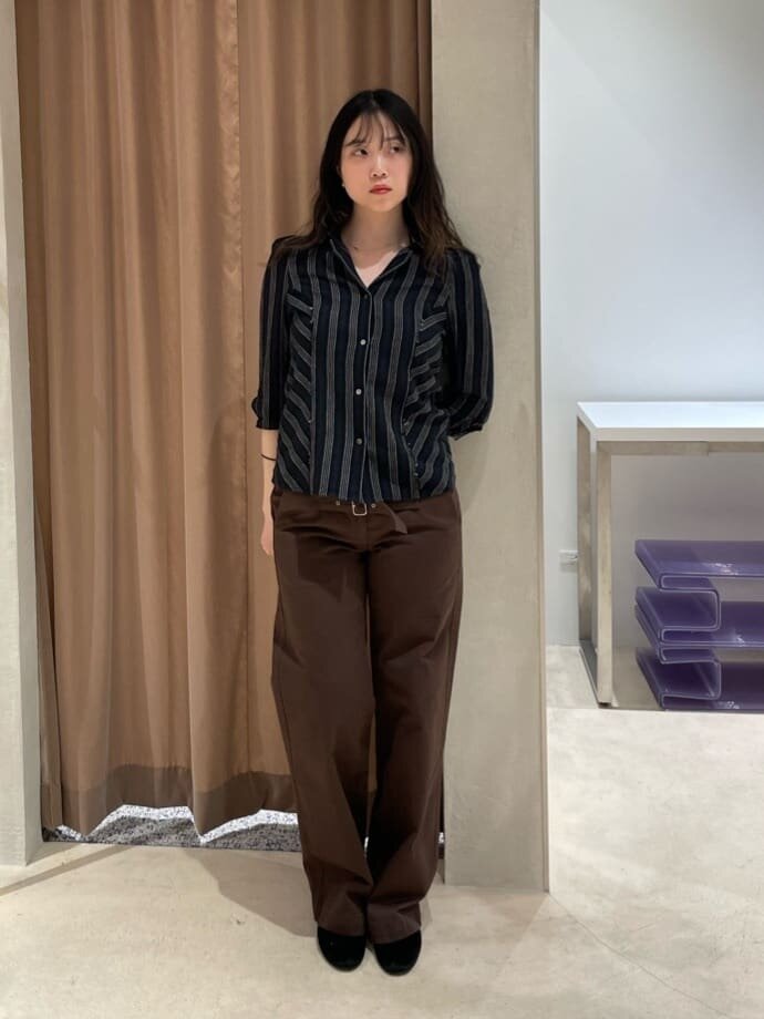 黒のストライプシャツ×パンツのコーデ