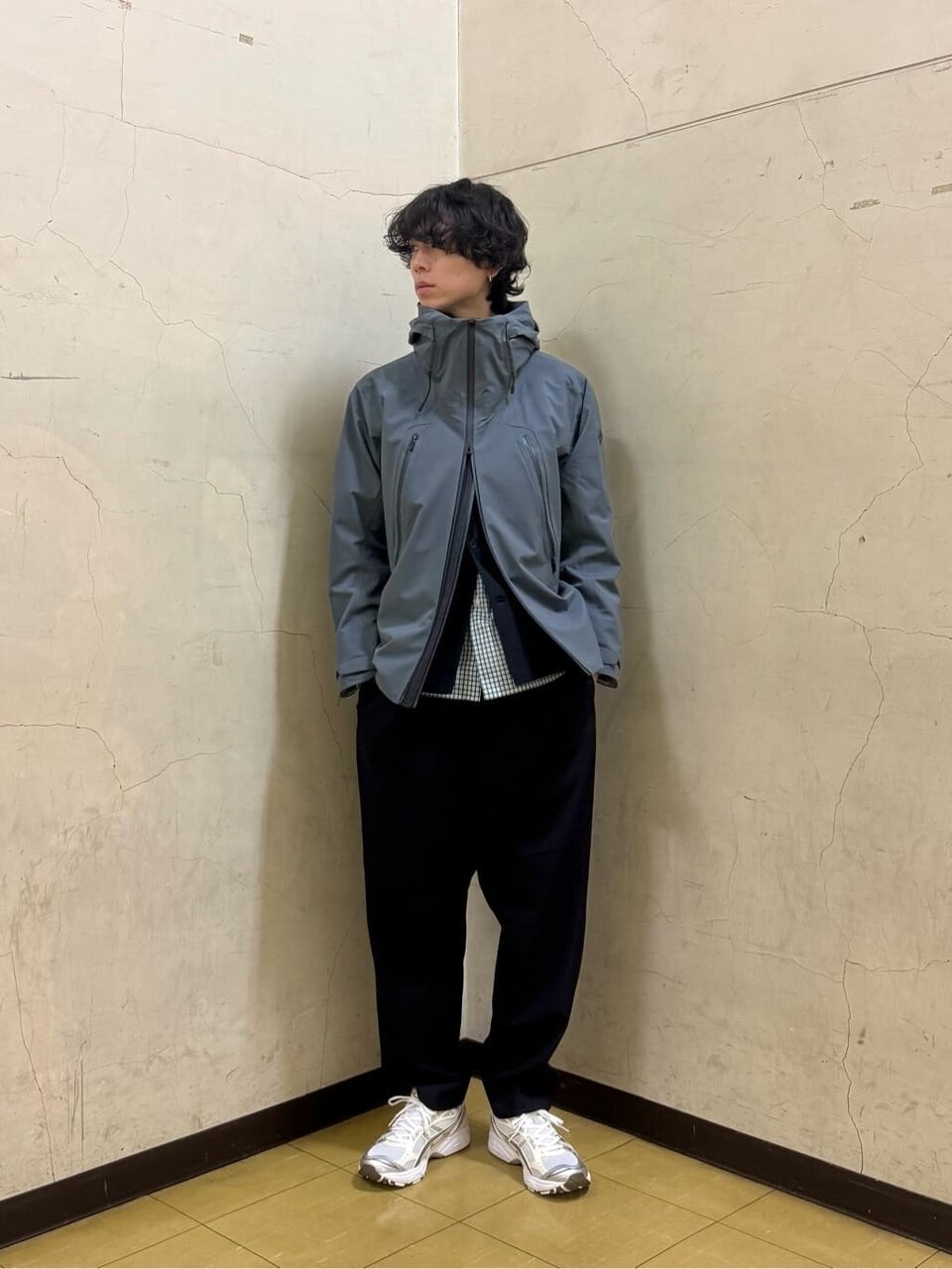 チェック柄シャツ×マウンテンパーカー