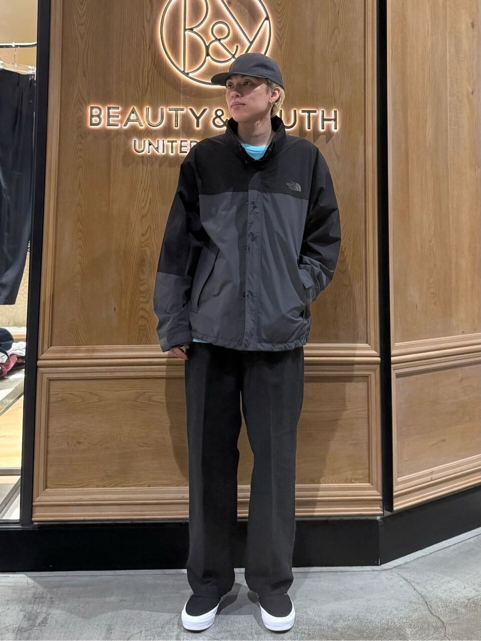 マウンテンパーカー×キャップ