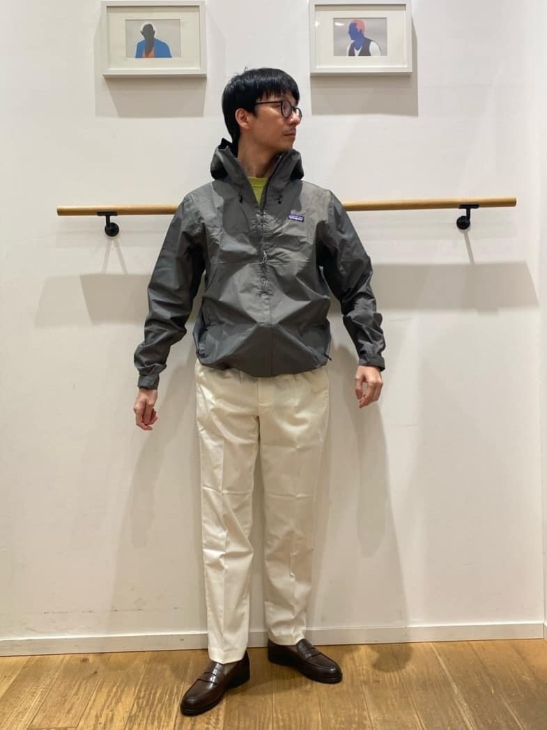 マウンテンパーカー×チノパンツ