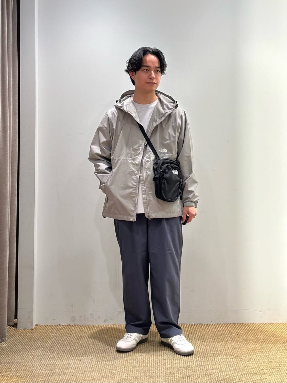 マウンテンパーカー×スニーカー