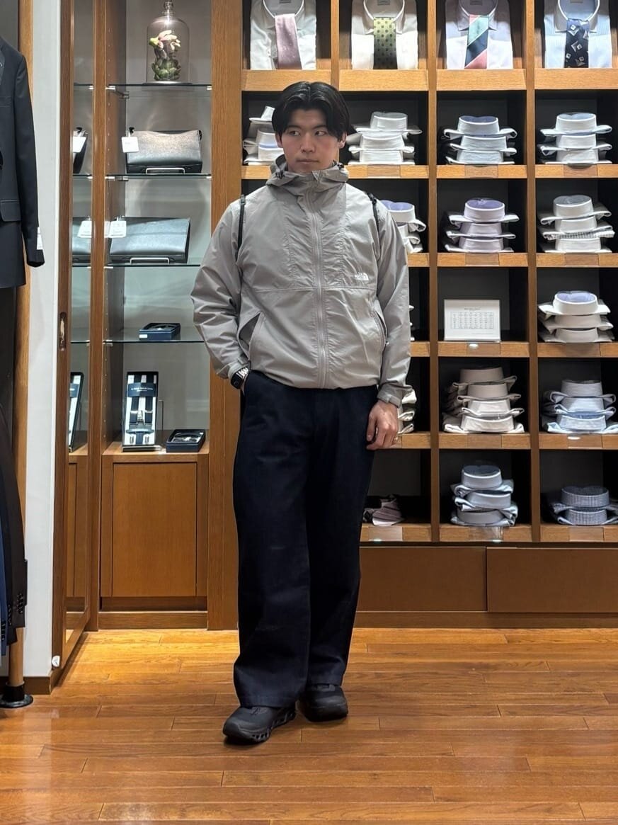 マウンテンパーカー×デニムパンツ