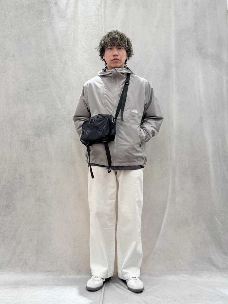 マウンテンパーカー×デニムパンツ