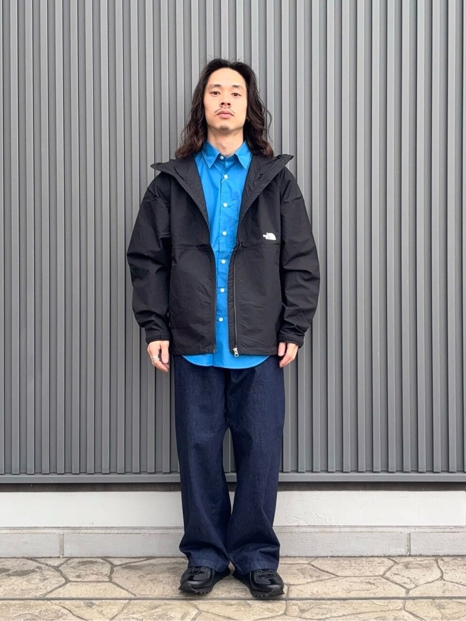 マウンテンパーカー×デニムパンツ