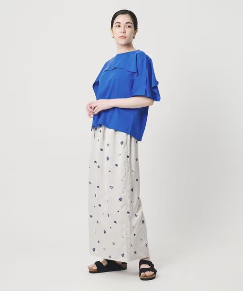 半袖のトップスを着た女性