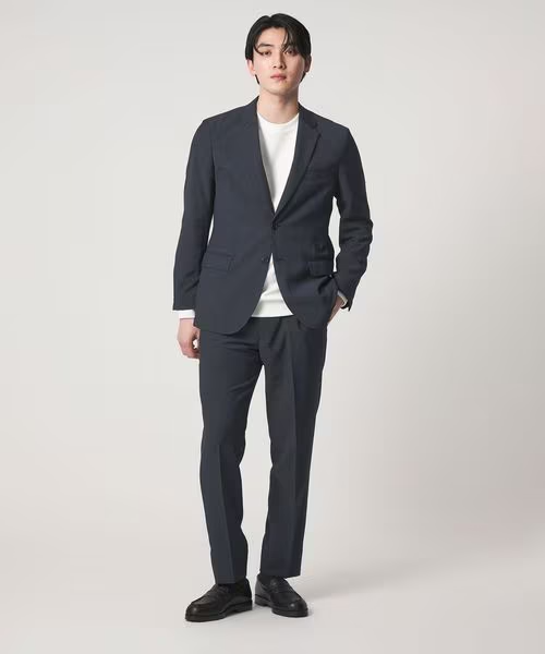 ジャケットにTシャツをあわせた着こなし