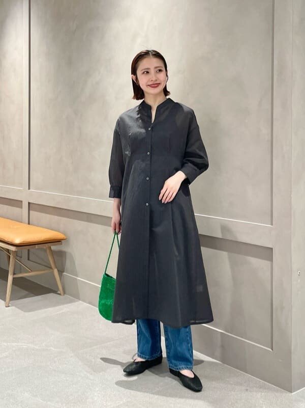 シャツワンピースとデニムパンツの春コーデ