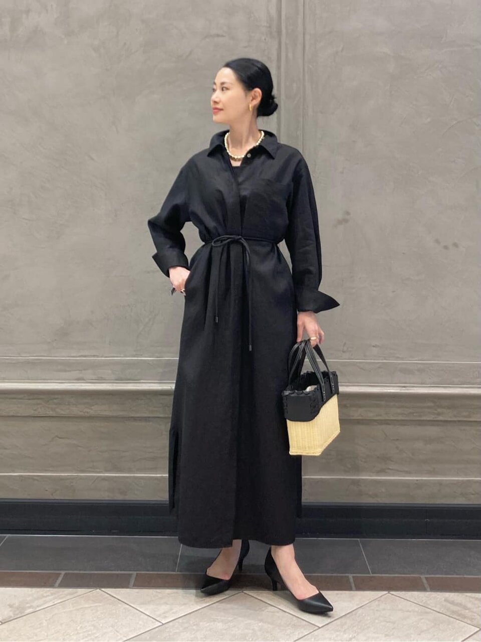 シャツワンピースとパンプスの春コーデ