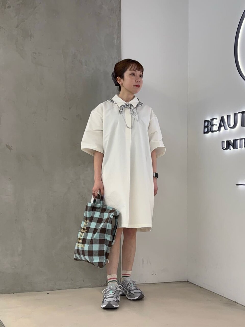 シャツワンピースとスニーカーの夏コーデ