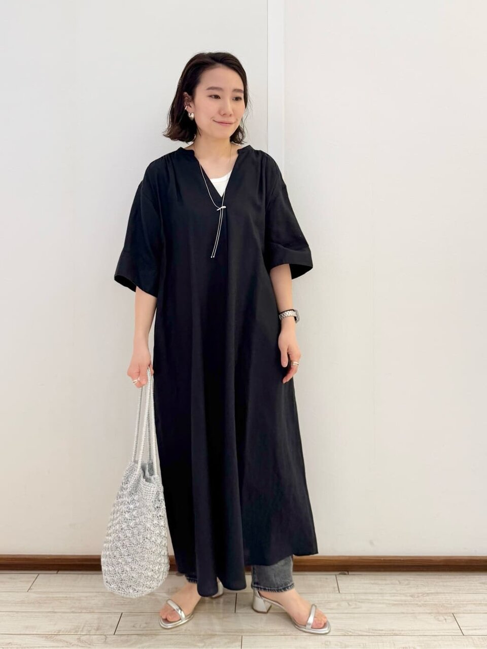 シャツワンピースとデニムパンツの夏コーデ