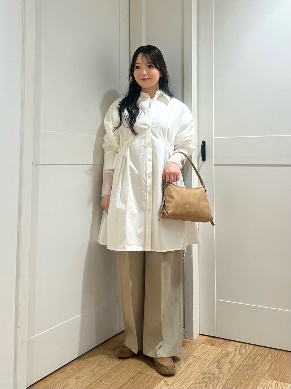 シャツワンピースとワイドパンツの秋コーデ