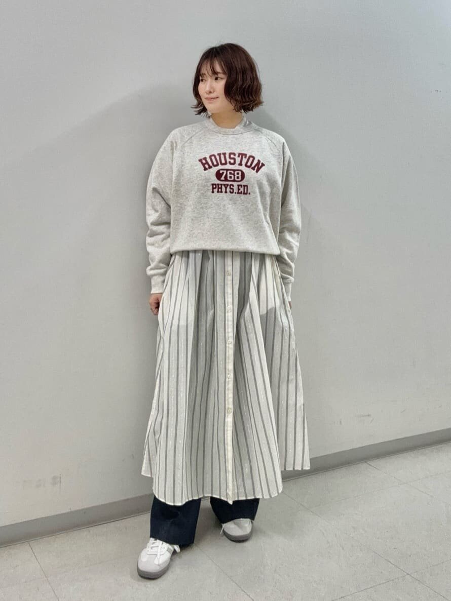 シャツワンピースとデニムパンツの秋コーデ