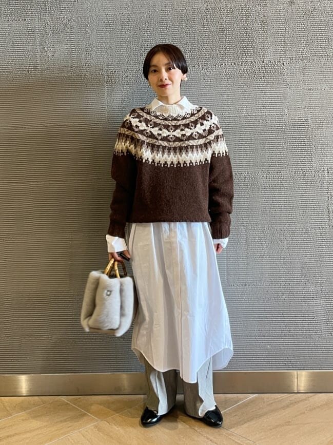 シャツワンピースとニットの冬コーデ