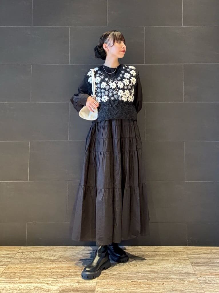 シャツワンピースとベストの冬コーデ