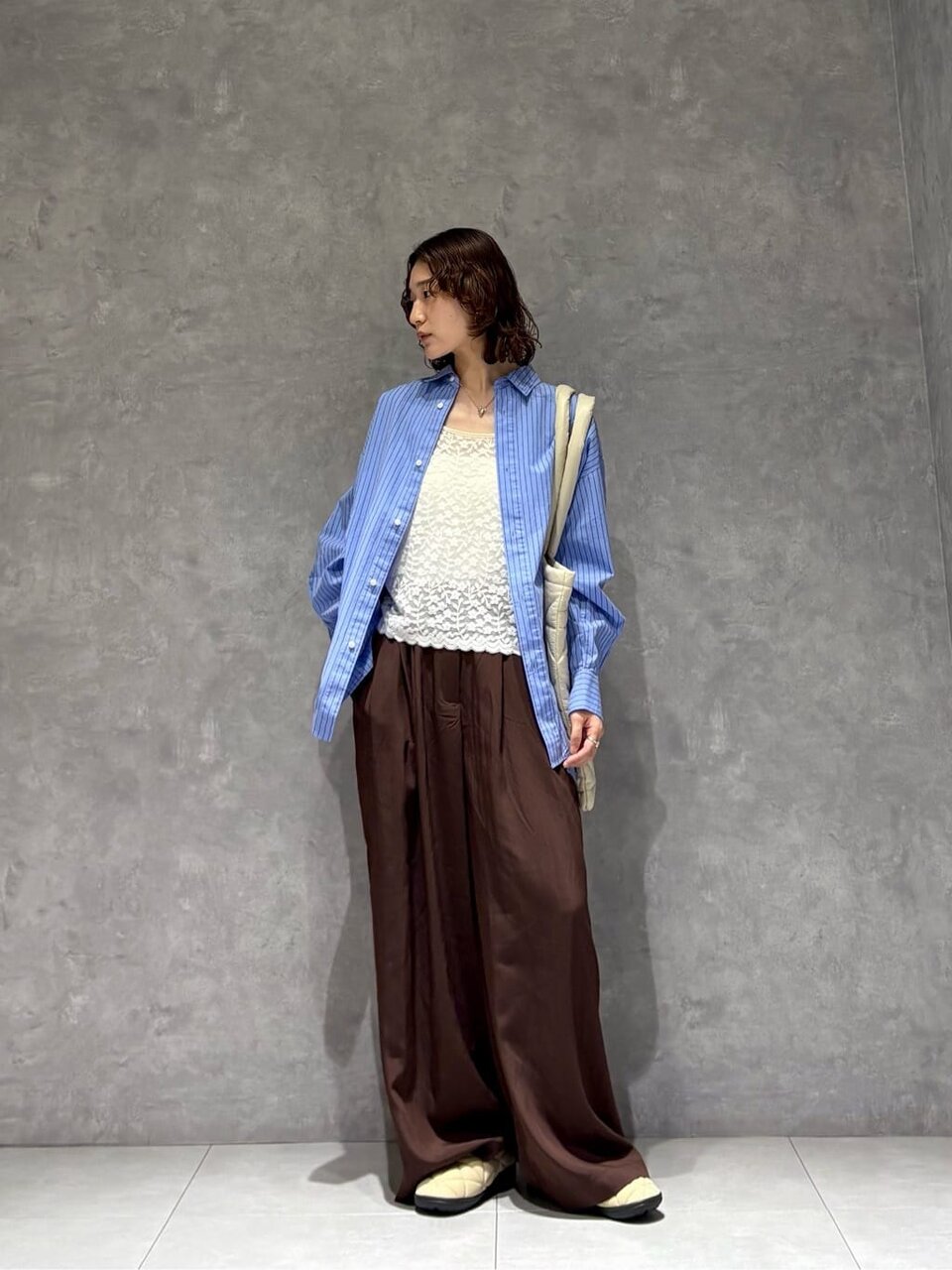 シャツとイージーパンツの最高気温26度コーデ