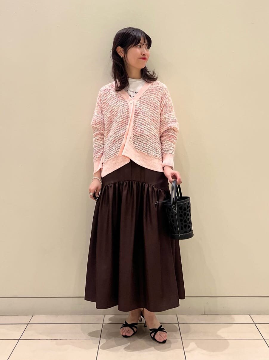 カーディガンとティアードスカートの最高気温26度コーデ