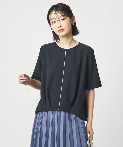 半袖ブラウスを着た女性