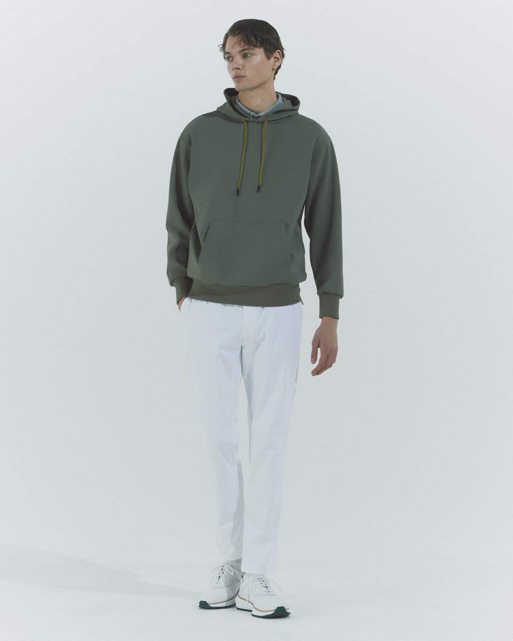 ゴルフウェアのパーカーを着た男性