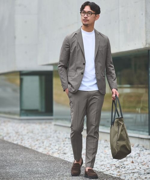 スーツにTシャツを着た男性