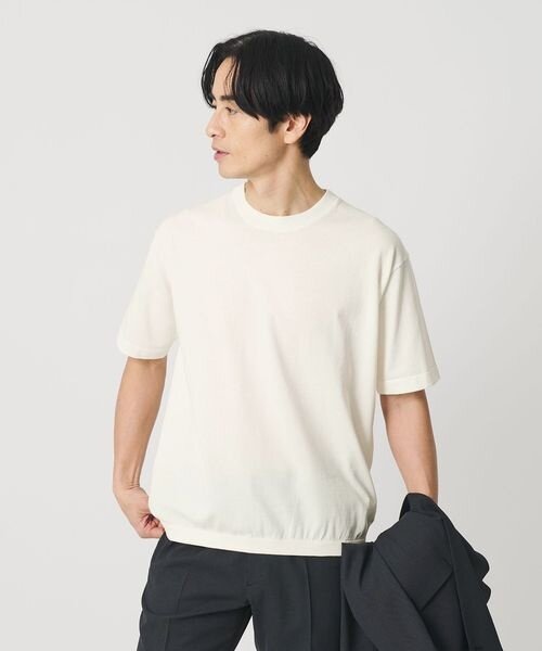 ニットTシャツを着た男性
