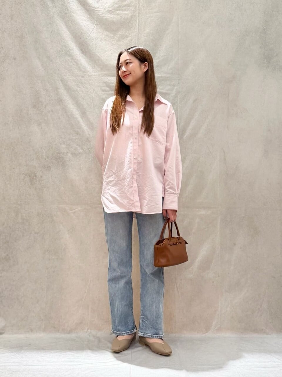 ピンクのストライプシャツ×デニムパンツ