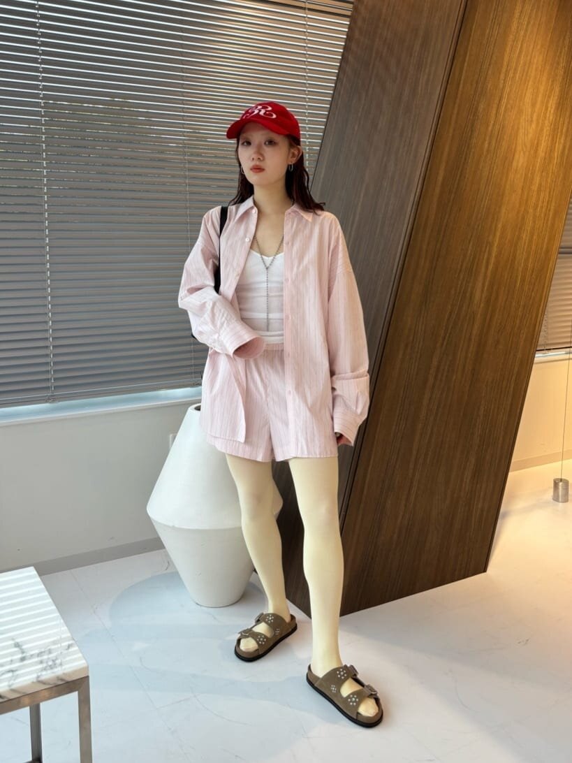 ピンクのストライプシャツ×ショートパンツのセットアップ