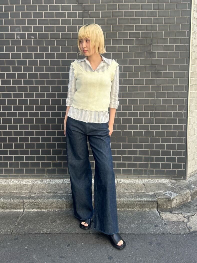 ストライプシャツ×スリーブレスニット