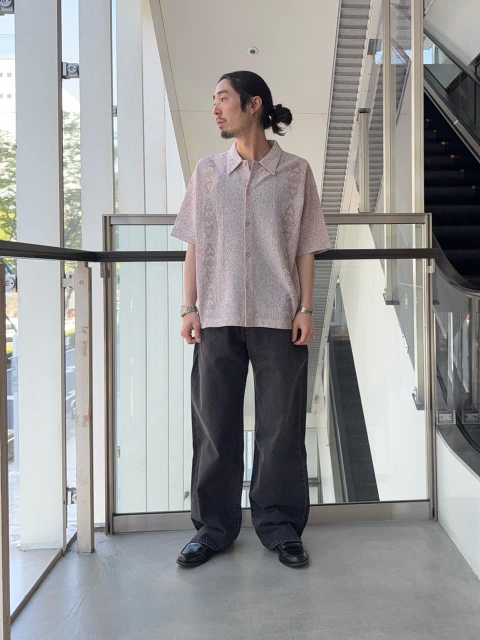 ニットシャツ×デニムパンツのコーデ