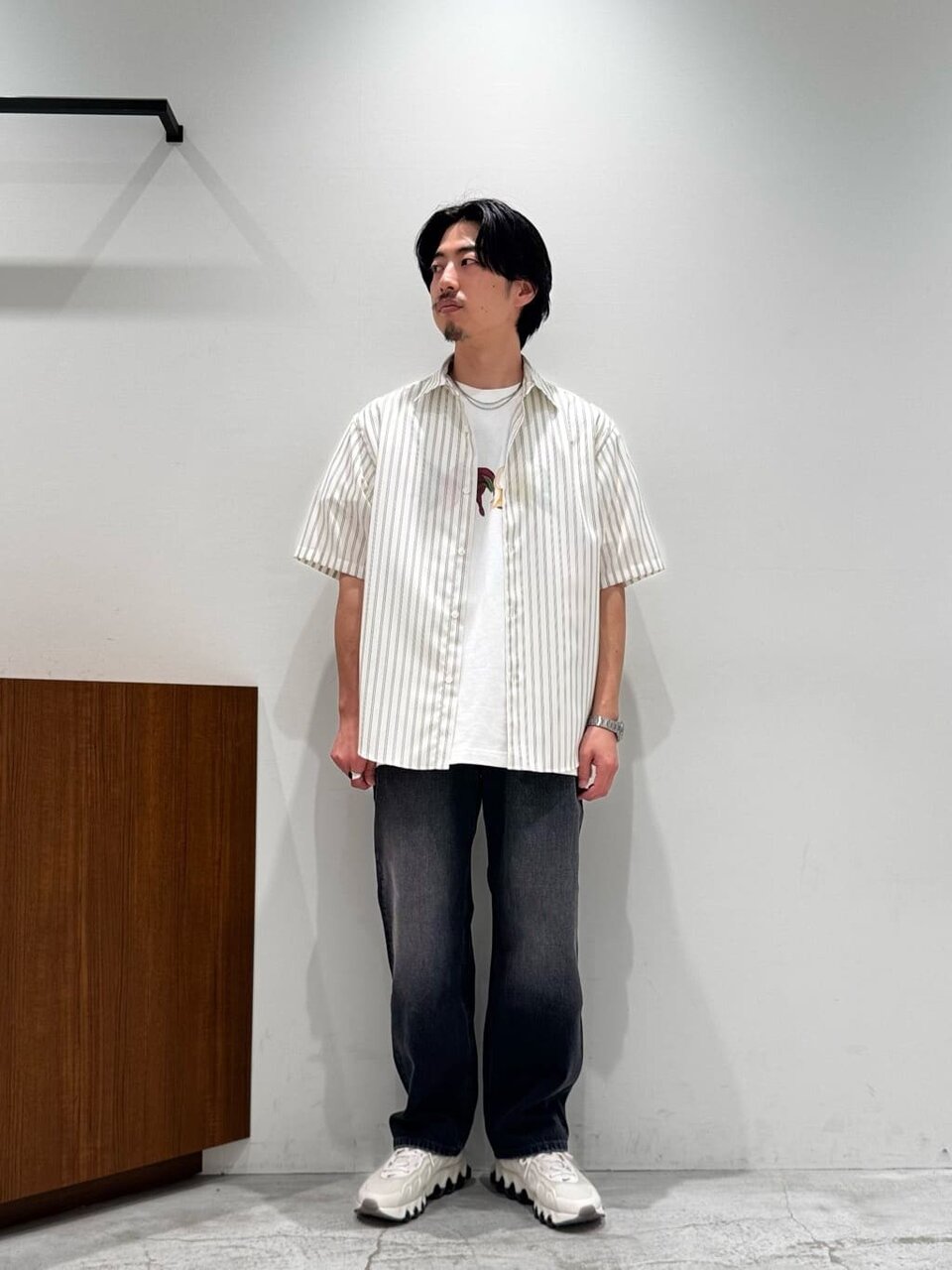 ストライプ柄のシャツ×デニムパンツのコーデ