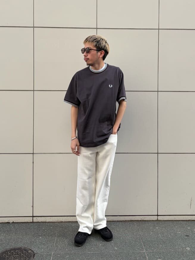 Tシャツ×デニムパンツのコーデ