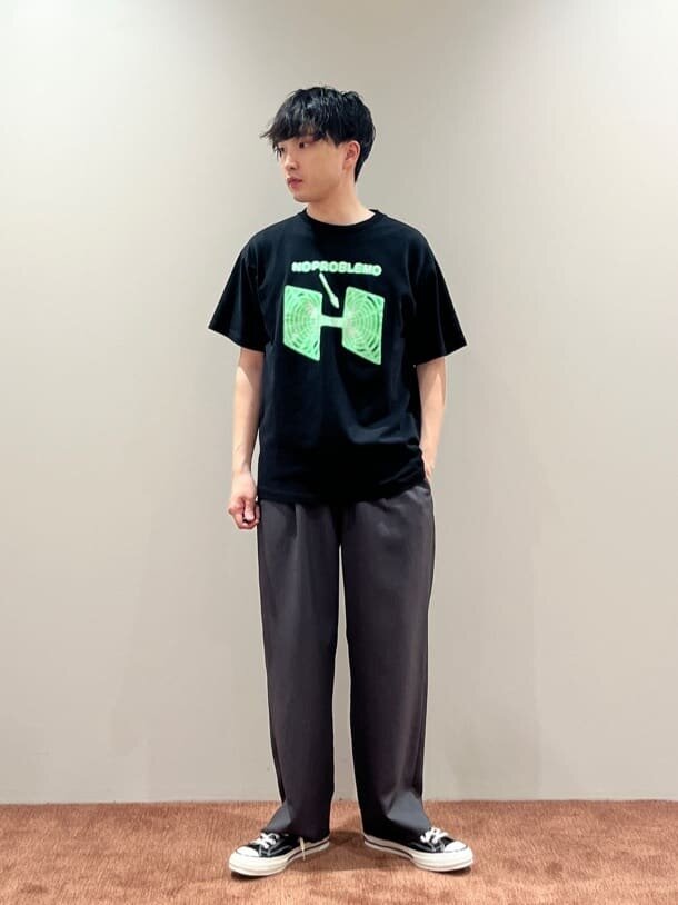グラフィックTシャツ×スラックスのコーデ