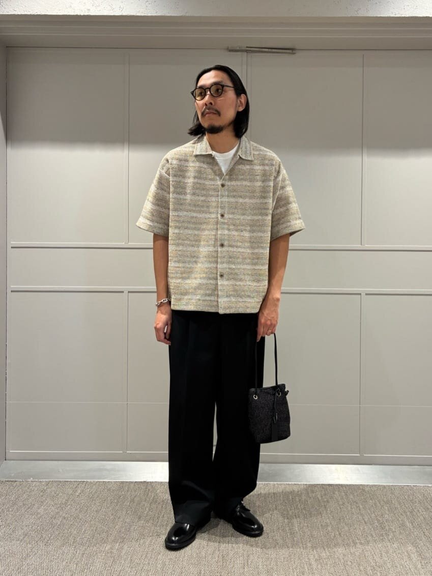 ニットシャツ×スラックスのコーデ