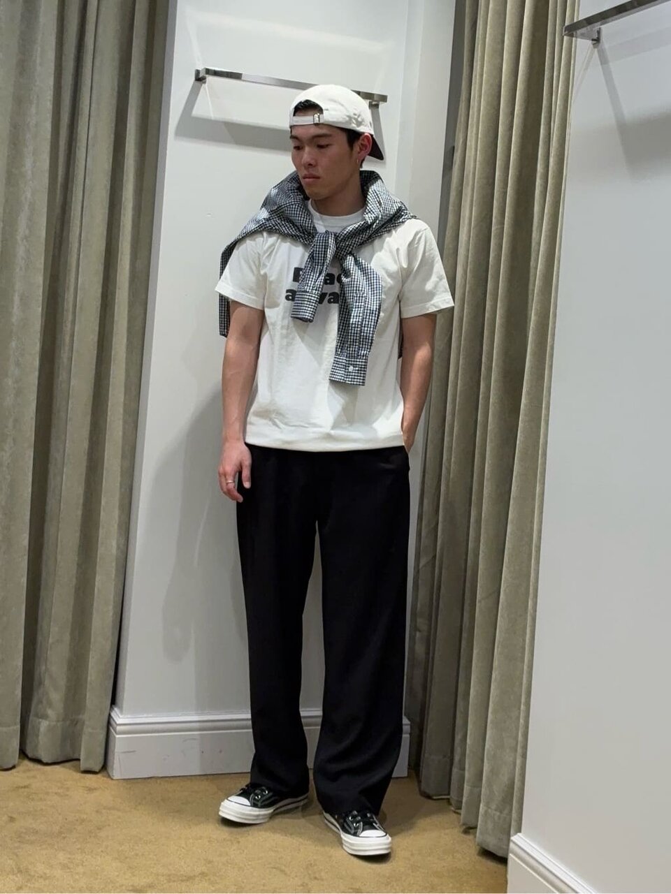 Tシャツ×スラックスのコーデ