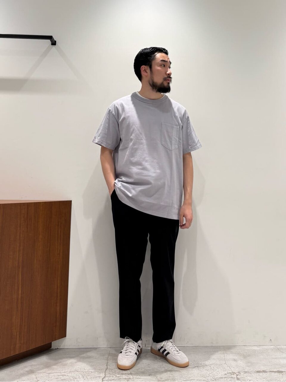 Tシャツ×スラックスのコーデ
