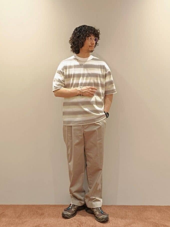 ボーダー柄Tシャツ×チノパンのコーデ