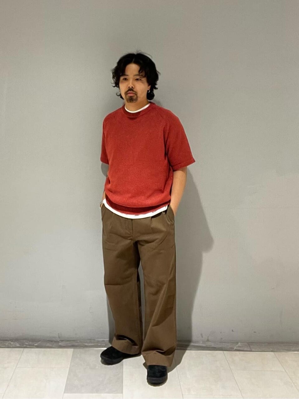 サマーニット×チノパンツのコーデ