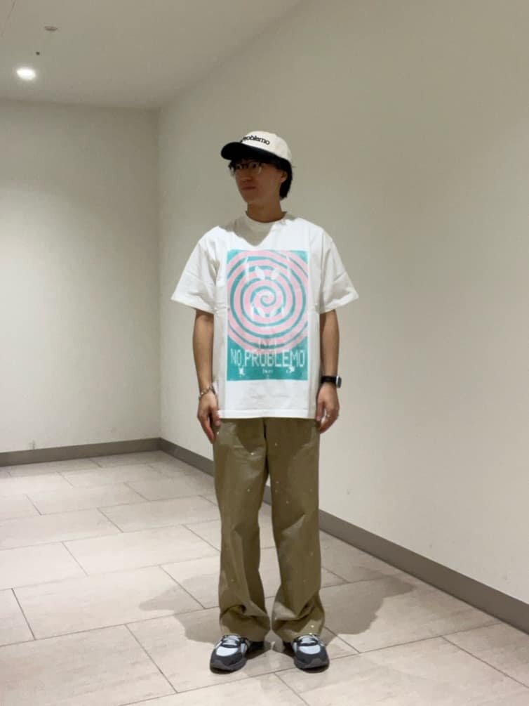 グラフィックTシャツ×チノパンツのコーデ