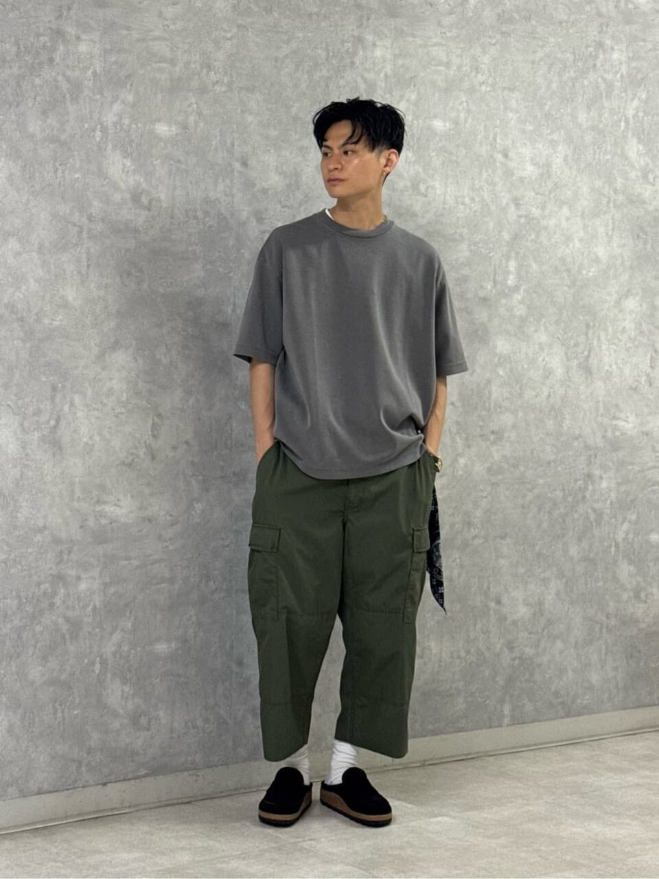 ポンチTシャツ×カーゴパンツのコーデ