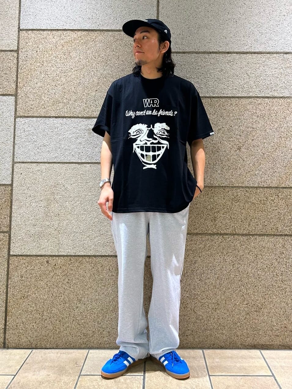 プリントTシャツ×スウェットパンツ