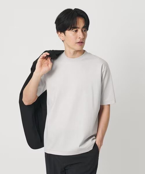 接触冷感のTシャツを着た男性