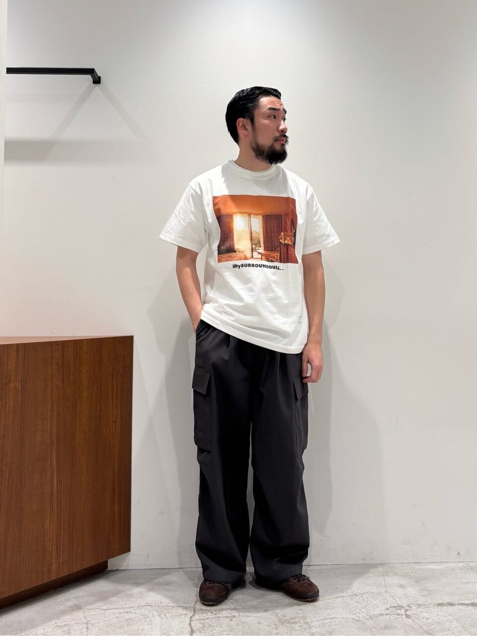 プリントTシャツ×カーゴパンツ