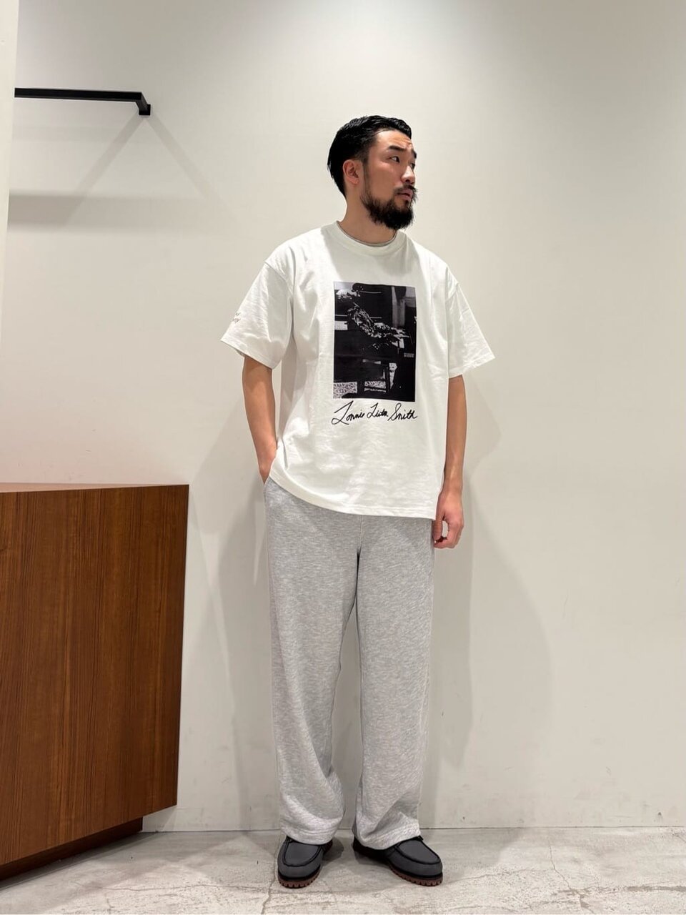グラフィックTシャツ×スウェットパンツ