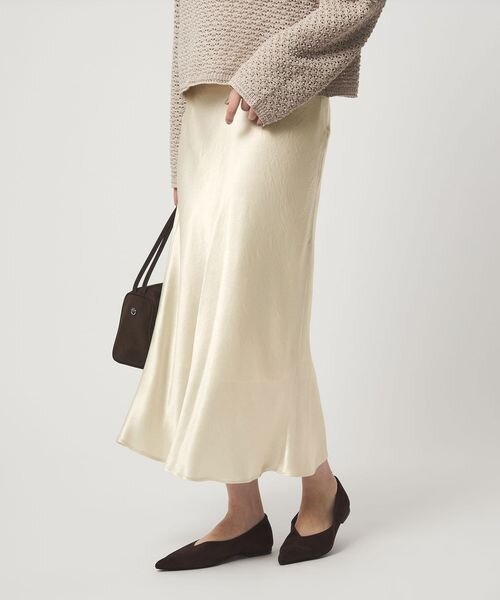 サテンスカートをはいた女性