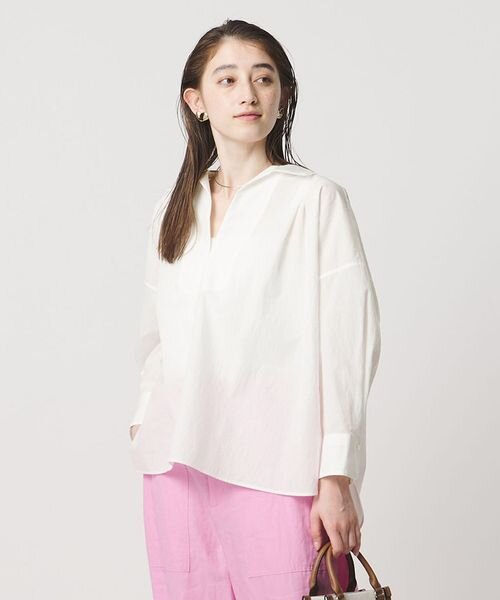 白のシャツを着た女性