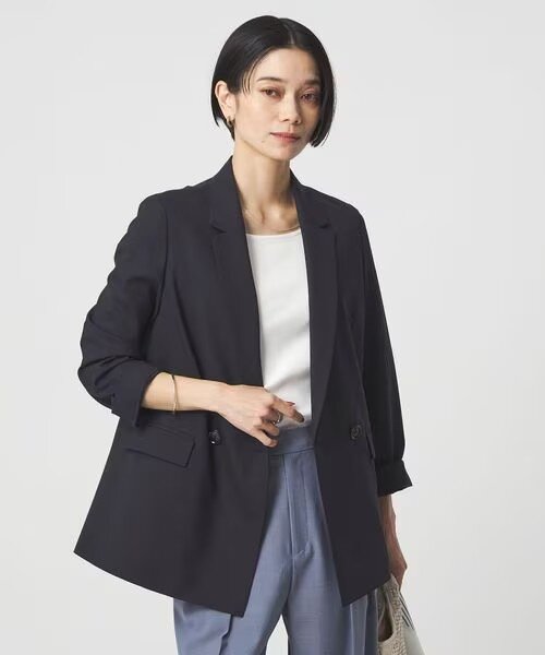 テーラードジャケットを着た女性