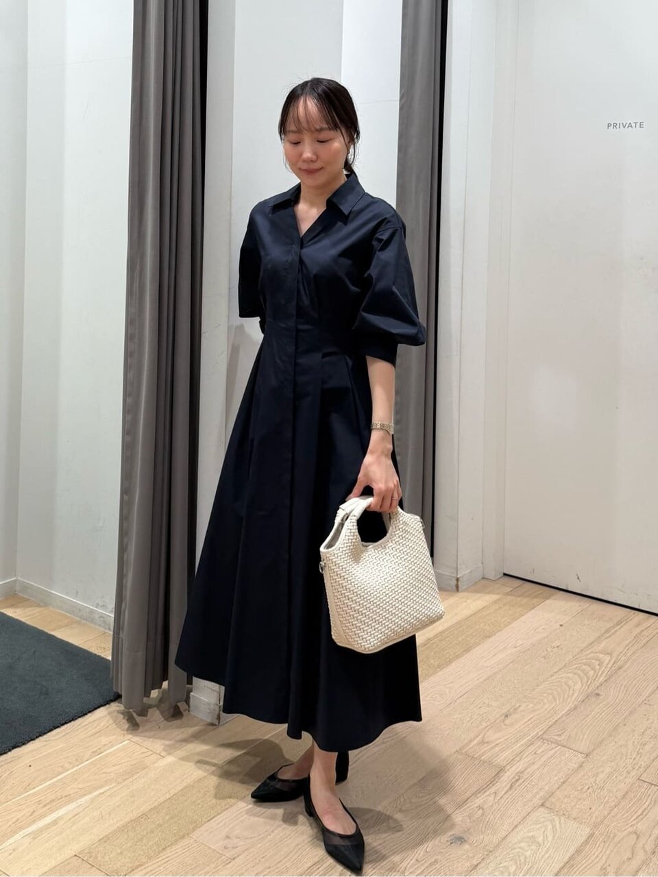 シャツワンピース×メッシュバッグのコーデ