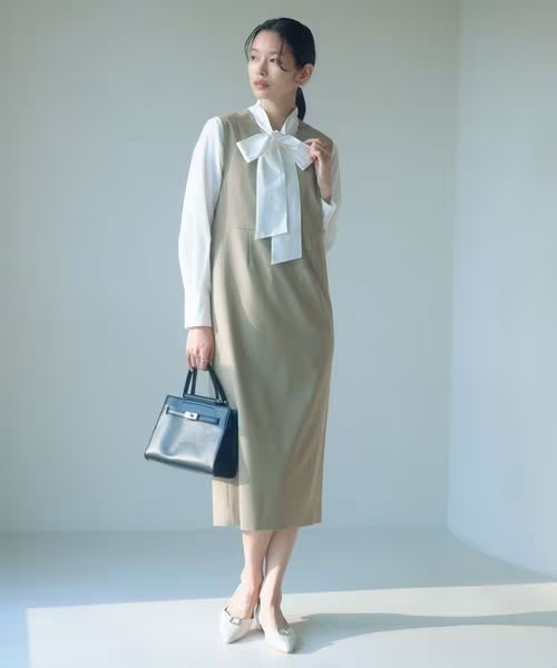 カジュアルフォーマルな服装の女性